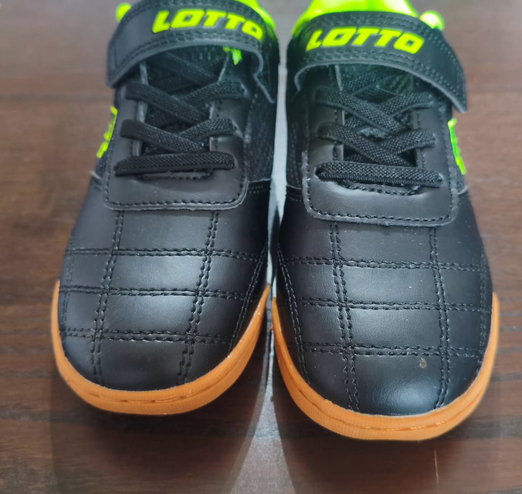 Sapatilhas infantis Lotto pretas com sola castanha e fecho de velcro
