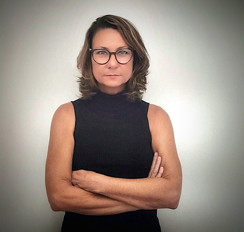ana jardim mulher cabelo castanho e oculos com braços cruzados