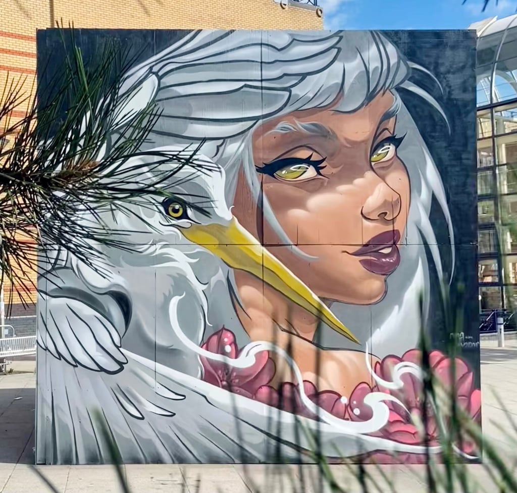 Heron’s Grace - Mural en Southend, street art, arte urbano por Ona Salvador