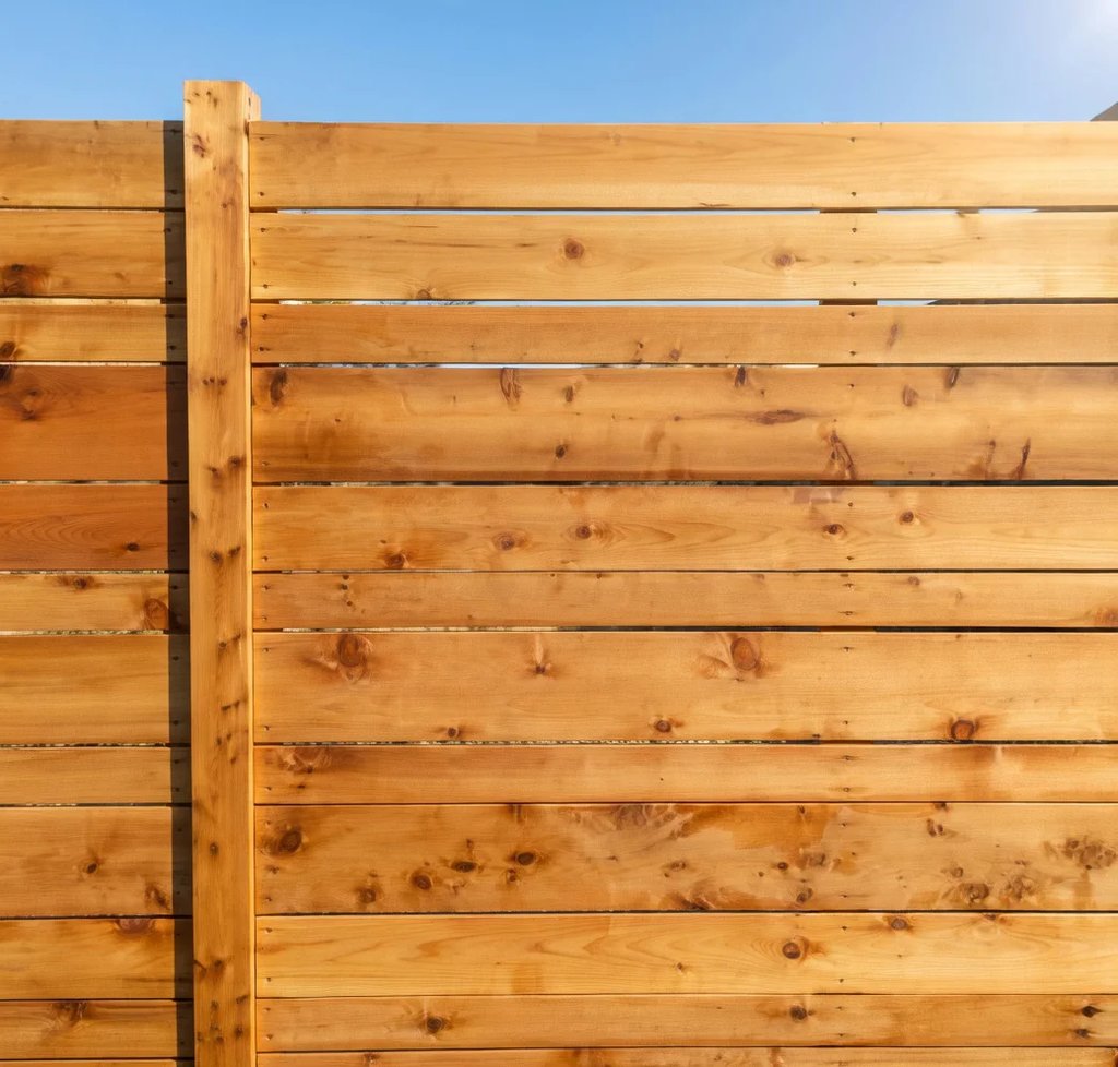 Clôture en bois cedre rouge horizontale moderne pour intimité installée par M2 Paysage