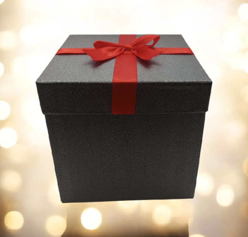 Caja rigida para regalo color plomo con moño rojo.
