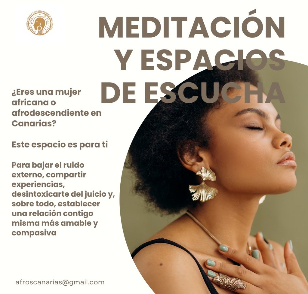 mujer afrodescendiente con pendientes largos y collar afros