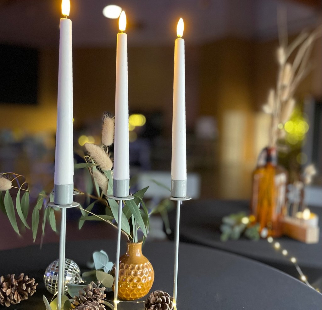 Décoration de mange-debout pour événement avec trois chandeliers vert sauge, bougies blanches, vase 