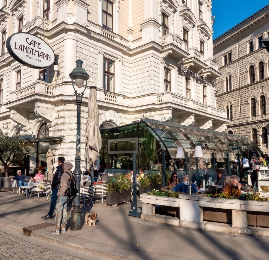 Vista exterior del emblemático Café Landtmann en Viena, mostrando su fachada histórica