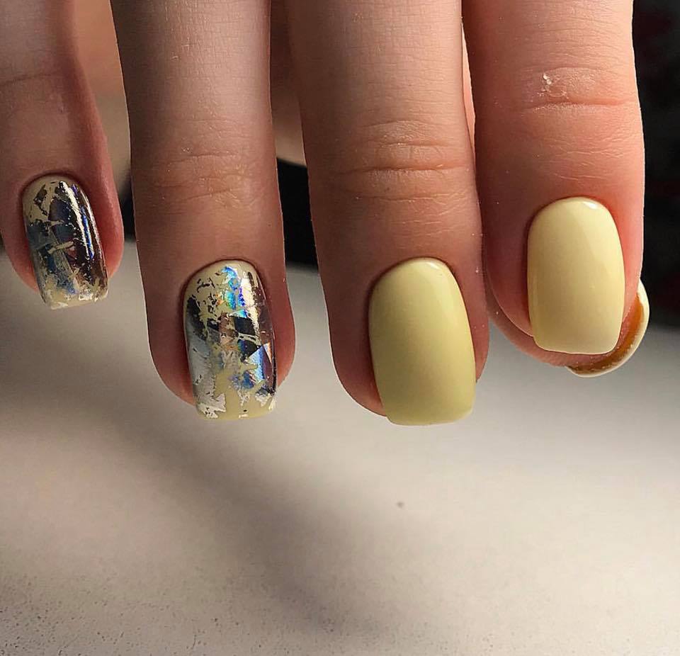 Klientei atlikome pedikiūrą su geltonu ir sidabriniu geliniu lakavimu