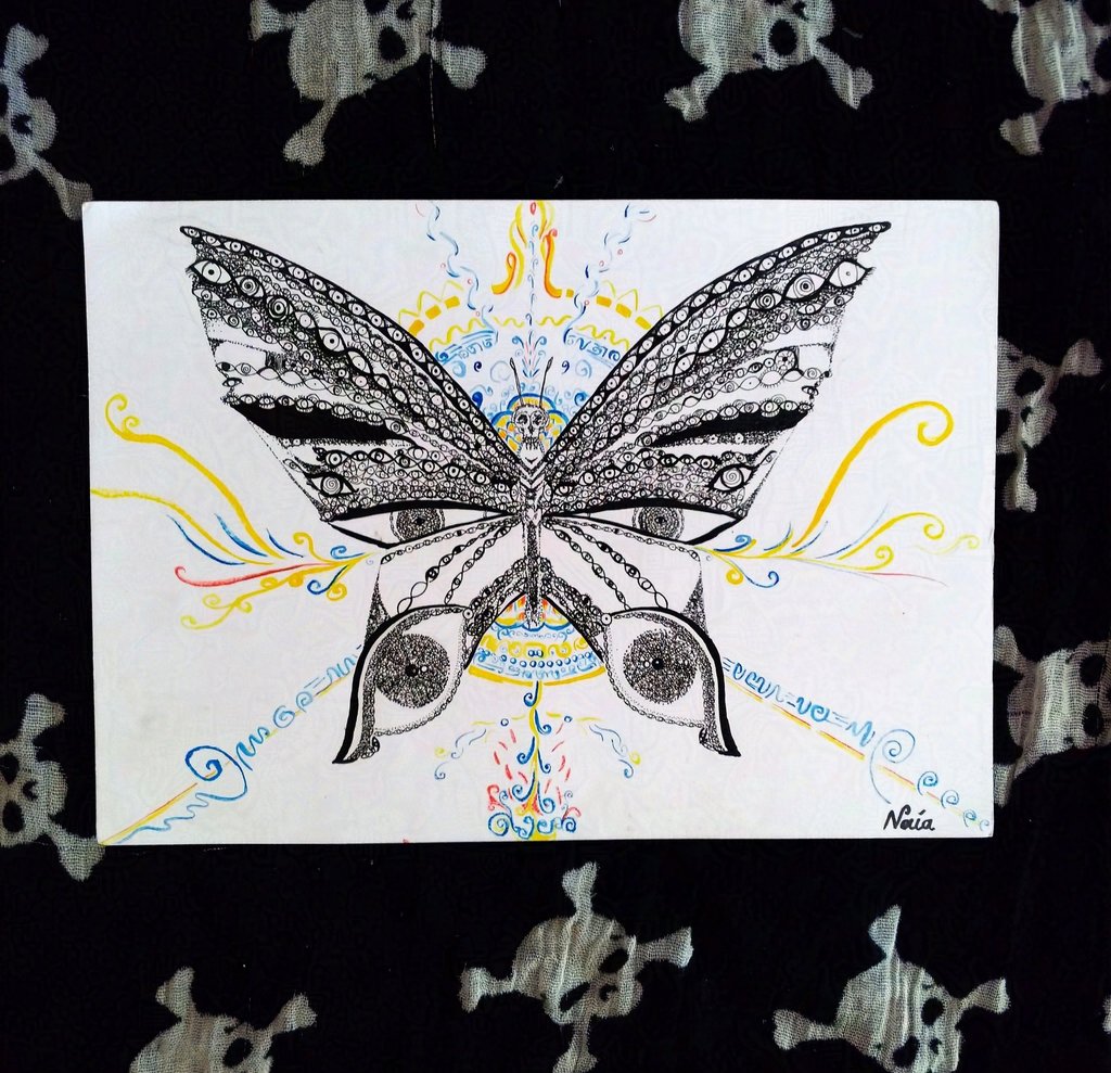 dessin au feutre fin très détaillé d'un papillon avec une tête de mort et des milliers d'yeux sur les ailes