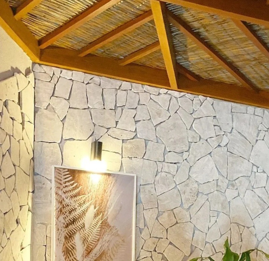 pedra são tomé caco branco instalado na parede. material irregular rústico elegante, casas chique