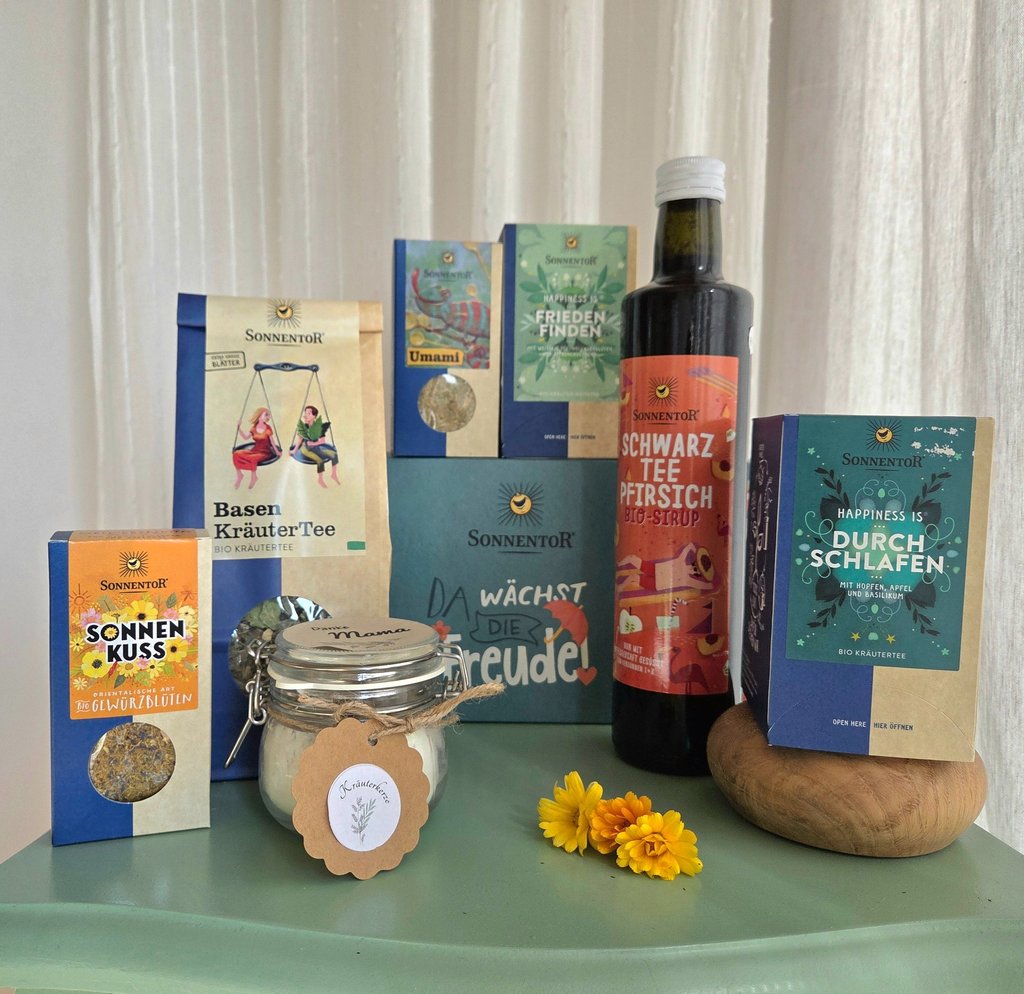 Eine Auswahl von Produkten von Sonnentor die verkauft werden