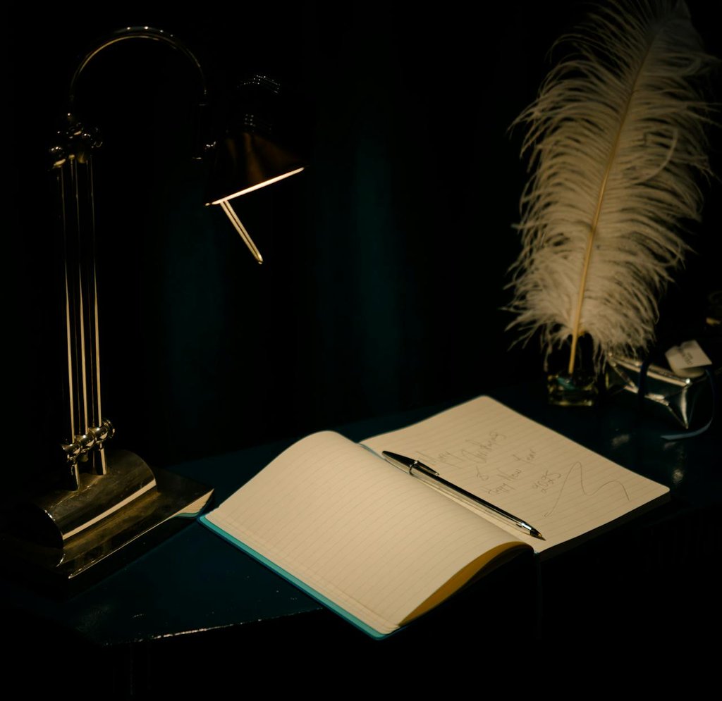 Bureau de travail d'un poète avec une plume