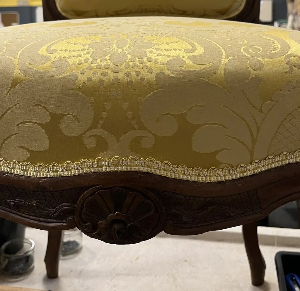 Détail d'une chaise Louis XV avec brocard de soie jaune et galon crête jaune et blanc