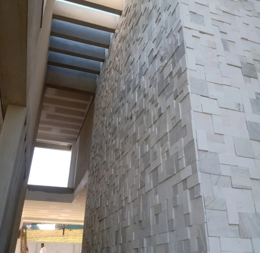 pedra são tomé mosaico branco instalado em fachada interno e externo, fácil instalação. resistente