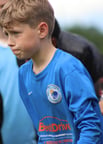 enfant de face en tenue de foot