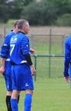 3 adultes jouant au foot