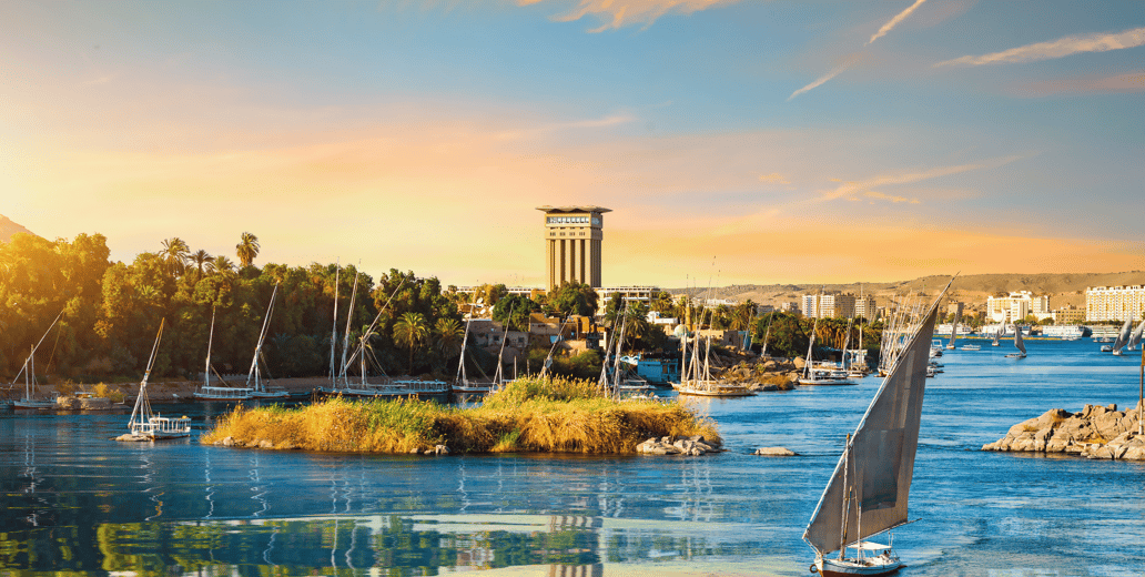 El Nilo es el corazón de Egipto y recorrerlo en un crucero es una experiencia única que combina historia, cultura y paisajes