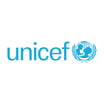 Logo de UNICEF en color celeste con figura de madre e hijo dentro de una esfera rodeada de ramas de laurel; impresión de mate