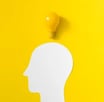 Cabeza diseñada en digital llorando con lagrimas negras y mostrando su cerebro en un fondo amarillo