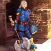 Cosplay d'Astrid de Dragon, vue de profil avec la hache.