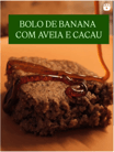 Fatia de bolo de banana com aveia e cacau sendo coberta por calda, receita saudável e funcional