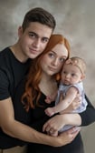 photo de jeune couple avec le bébé