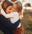 Una madre abrazando a su hija símbolo del amor incondicional de una madre