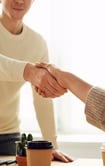 poignée de main entre un thérapeute ou gérant de spa, institut de beauté et son client