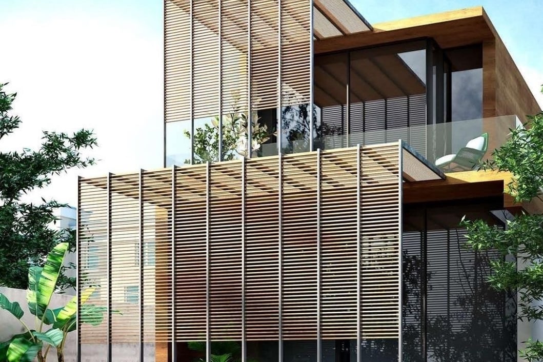 Celosía exterior metálica para protección visual y solar en fachada contemporánea con jardín frontal