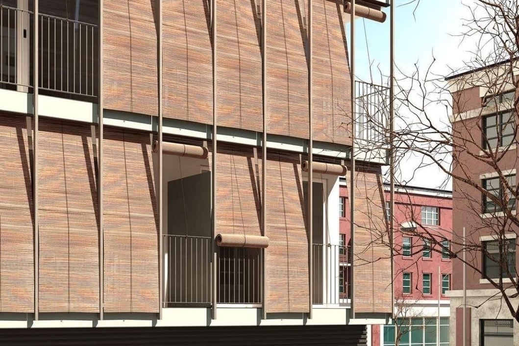 Proyecto residencial con revestimientos de madera y grandes terrazas protegidas con celosías metálicas