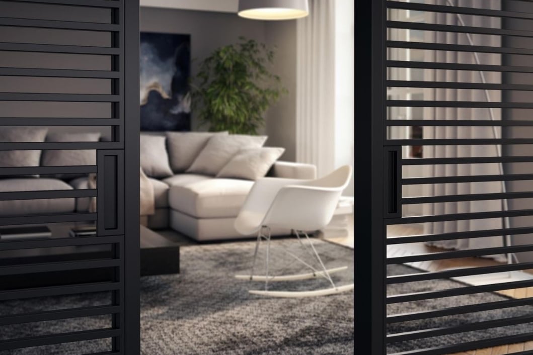 Puertas correderas con lamas verticales en salón con decoración natural y elegante