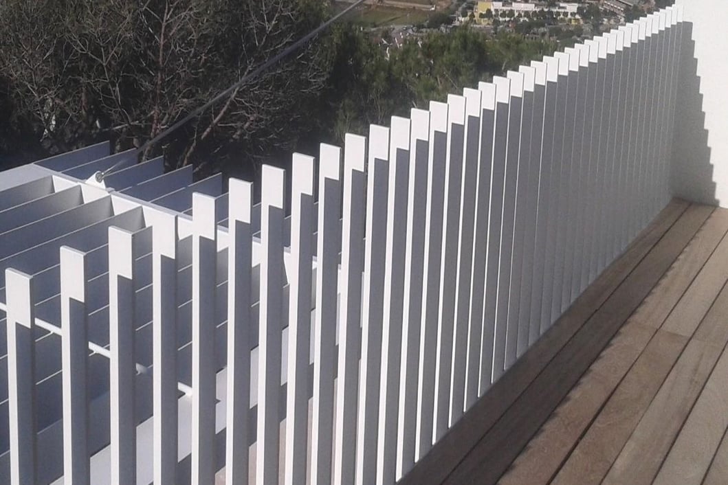 Detalle de valla blanca de aluminio con líneas horizontales para exterior de vivienda moderna