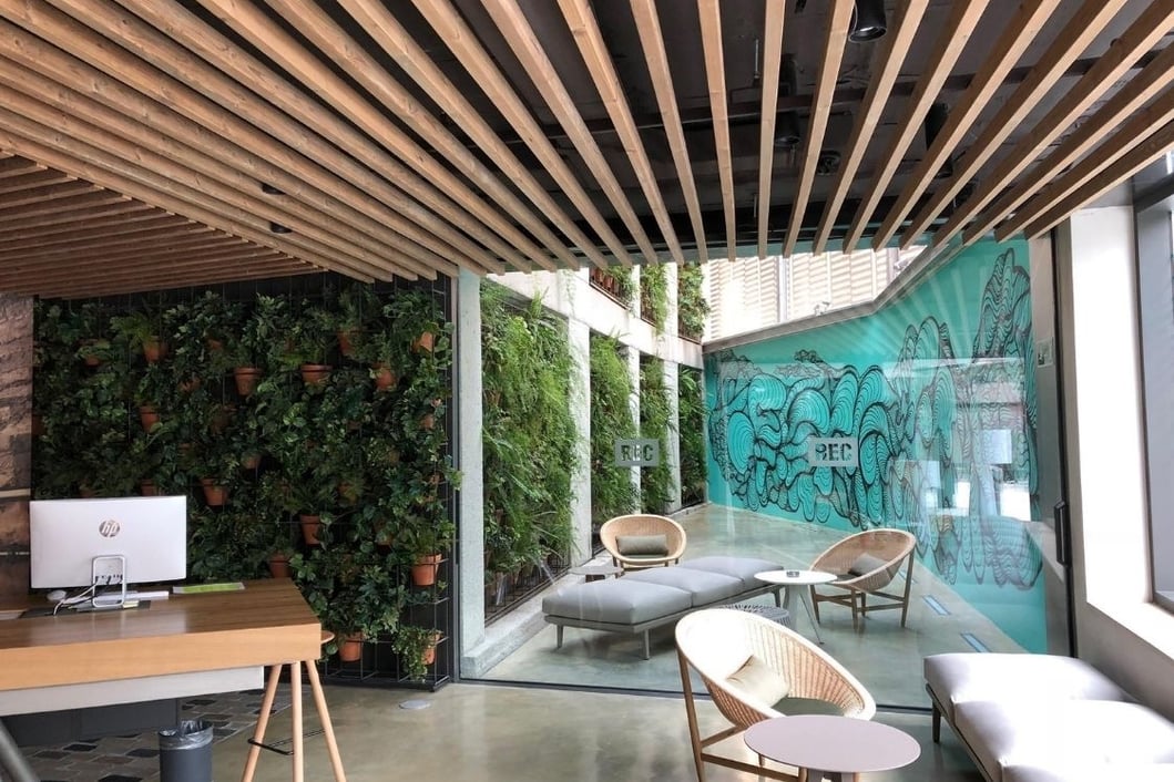 Espacio exterior cubierto con estructura de madera y cerramiento lateral para porche moderno