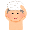 Illustration d'un enfant souriant se lavant les cheveux avec de la mousse