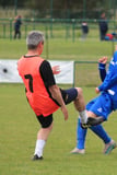 2 adultes jouant au foot