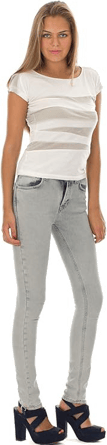 femme en jean gris