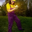 Cosplay de Wario avec une couronne dorée.