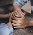 2 manos unidas simbolizando la unión en la pareja