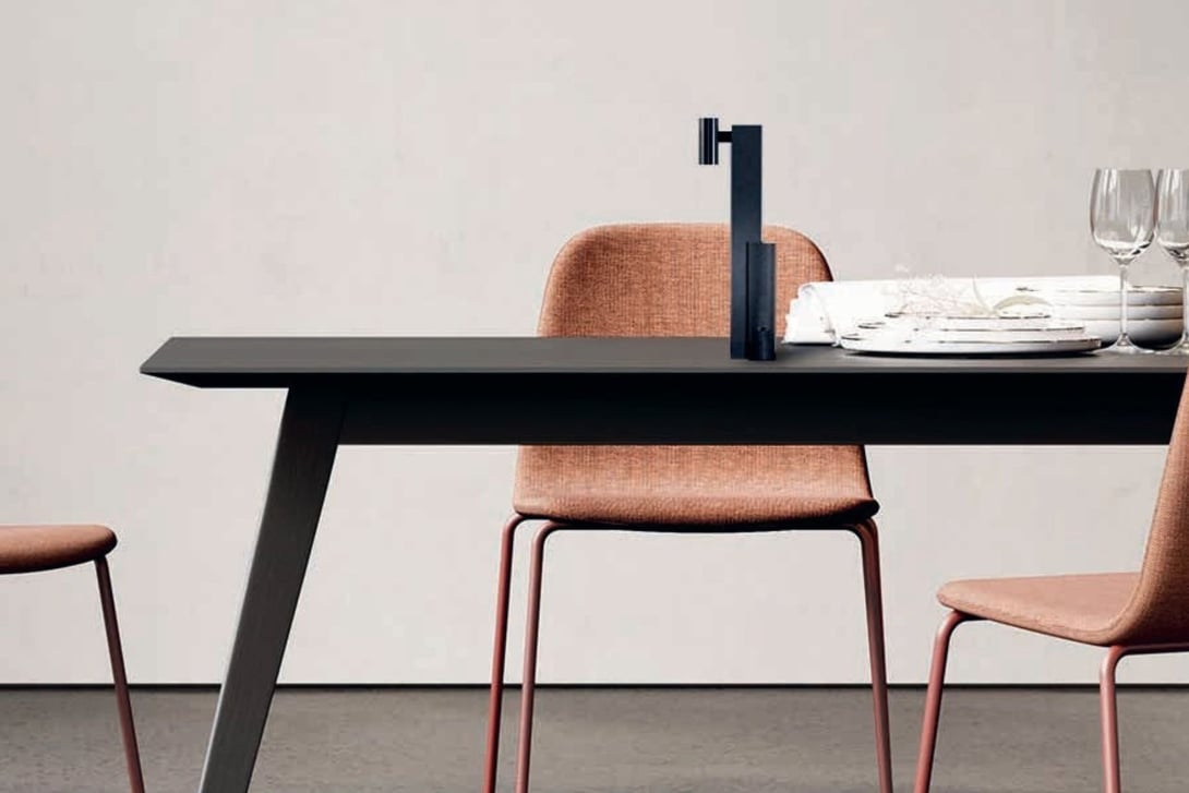 mesa de escritorio con lampara en el centro