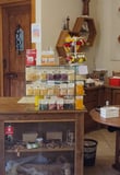Interno del negozio di Sampeyre con la cassa e arredamento in legno