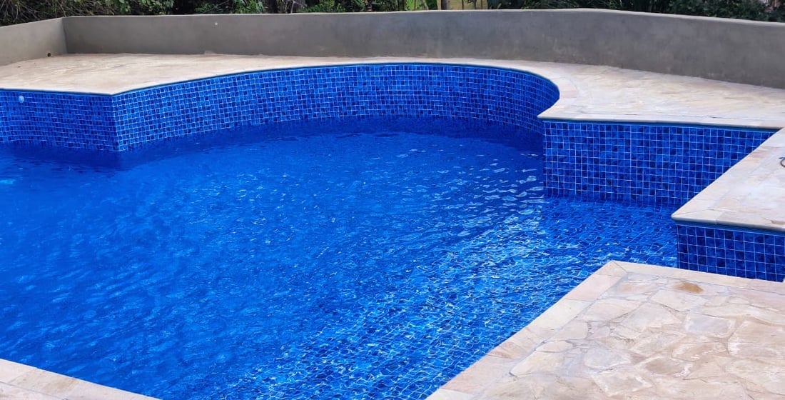 Piscina de vinil azul com água cristalina