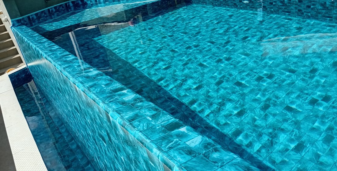 Detalhe do vinil de piscina recém aplicado com acabamento liso