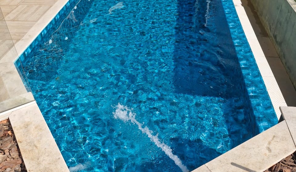 Piscina de vinil com borda infinita e acabamento premium