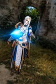 Cosplay de Jaina Portvaillant tempêtant avec son bâton.