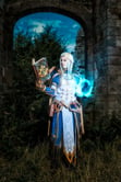 Cosplay de Jaina Portvaillant tenant un livre.