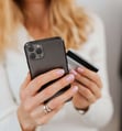 femme achetant son séjour wellness en ligne