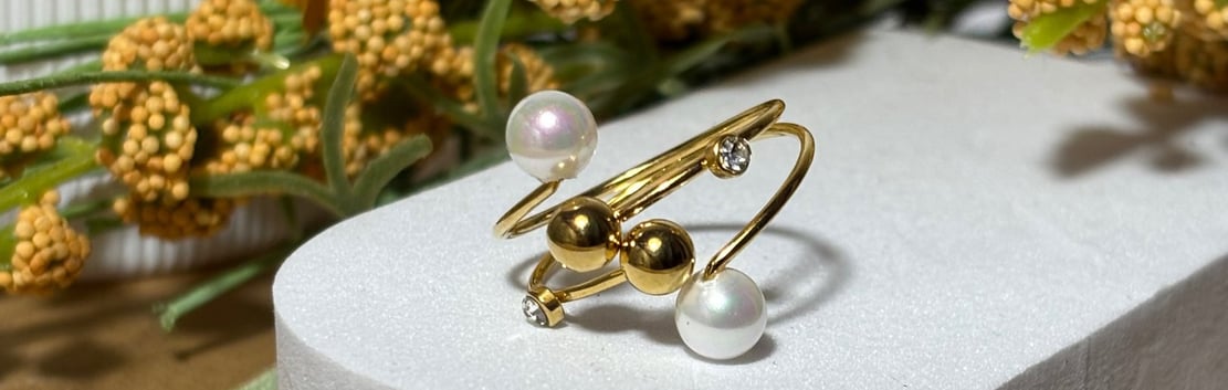 Bague ajustable dorée avec perles