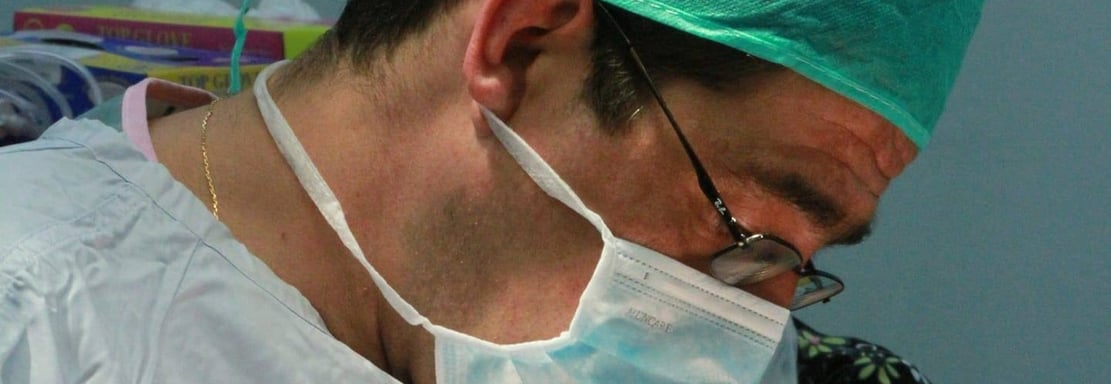 Doctor con srcub operando 