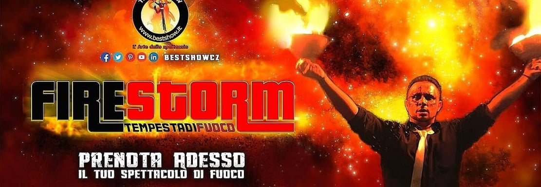 un artista di strada che tiene in mano due coppe di fuococo