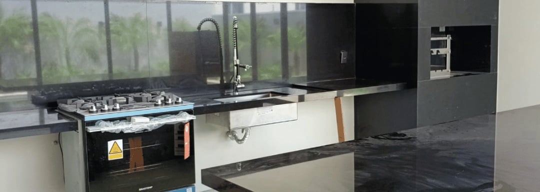 Forno a lenha de tijolos refratários para assados perfeitos.