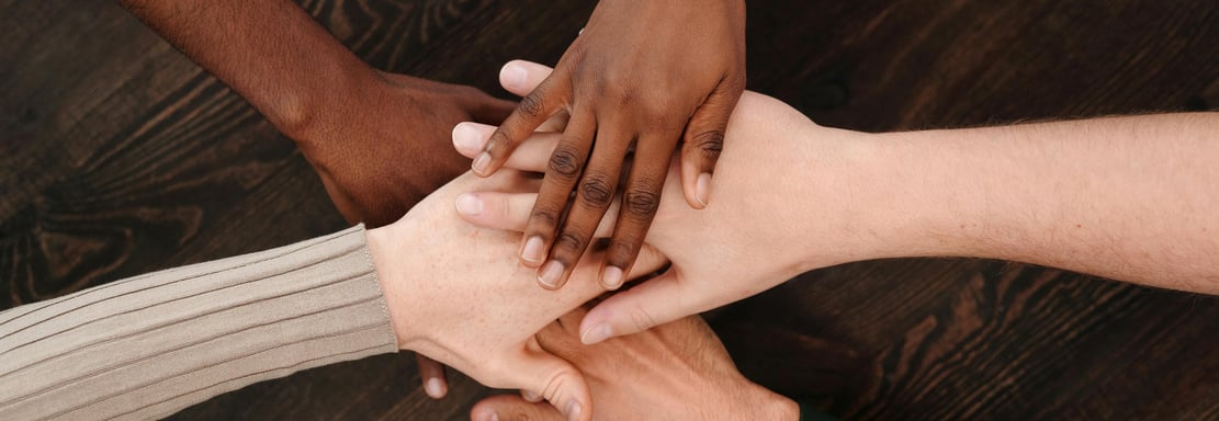 Mains unies en signe d'entraide et de solidarité pour accompagner les associations dans leurs projet