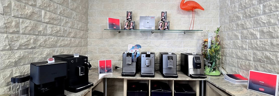 Ein Austellungsraum mit vielen Kaffevollautomaten