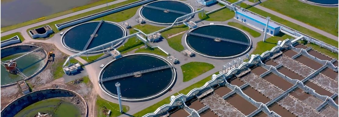 Fotografía aérea de una planta de tratamiento de aguas residuales